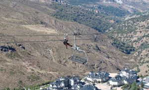 Los pisteros de Sierra Nevada entrenan el rescate aéreo en remontes