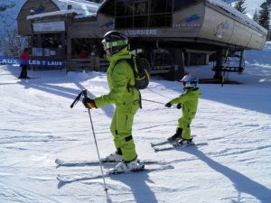 ¿Dónde pueden los niños esquiar de forma gratuita?