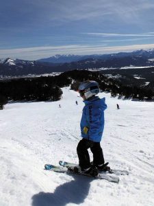 Según un estudio científico, esquiar mejora el rendimiento escolar de los niños