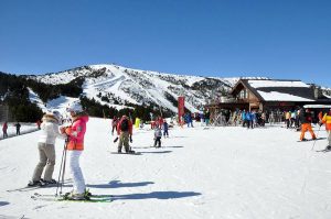 Vallnord – Pal Arinsal celebra el carnaval con una ‘calçotada’ en el Saturday White Fever