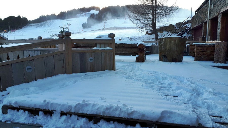 La nevada de esta noche deja hasta 40 centímetros de nieve fresca en las estaciones de Neiges Catalanes y permite abrir a Cambre d’Aze La nevada de esta noche deja hasta 40 centímetros de nieve fresca en las estaciones de Neiges Catalanes y permite abrir a Cambre d’Aze