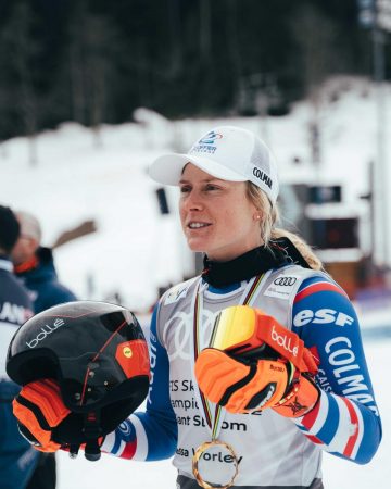 Durante las finales de Courchevel – Méribel frente a más de 5.000 personas, Tessa Worley ganó su segundo globo de cristal de Slalom Gigante, cinco años después del primero en Aspen. Una justa recompensa para la esquiadora del Team Bollé que ha dominado la competición a nivel mundial durante años.