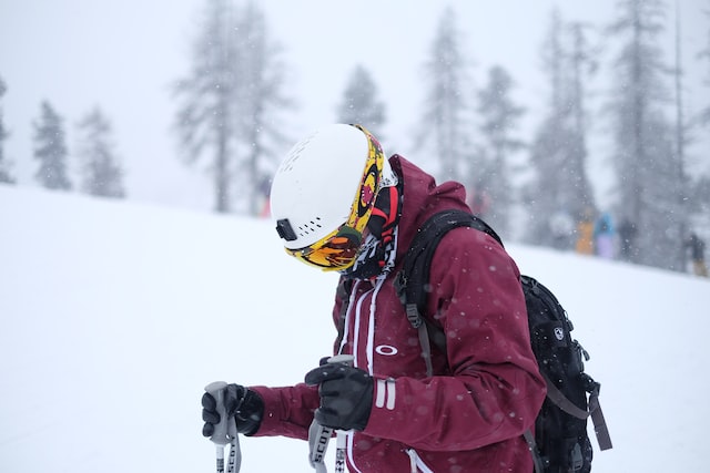 ¿Por qué es tan buena idea usar el casco de esquí?