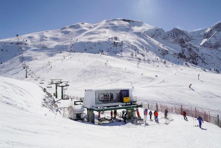 La nieve, de calidad polvo, y el sol recibirán a los esquiadores el próximo fin de semana en las estaciones de Aramón