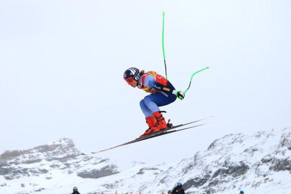 Copa del Mundo de esquí alpino 2023/2024: la carrera de descenso femenina de apertura de temporada cancelada debido al clima La cancelación del sábado (18 de noviembre) se produce una semana después de que dos carreras masculinas en el mismo recorrido fueran canceladas debido a fuertes nevadas y vientos. El comienzo de la temporada de descenso para la campeona olímpica Sofia Goggia se ha congelado. 2 minutos Por Olympics.com 18 de noviembre de 2023 12:33 GMT+1 disciplina Esquí Alpino GettyImages-1785760357 (2023 Imágenes falsas) La carrera de descenso femenina de la Copa del Mundo de Esquí FIS que abrió la temporada en Zermatt-Cervinia, Italia, fue cancelada debido a los fuertes vientos el sábado (18 de noviembre). La cancelación del evento transfronterizo de esquí alpino, que comienza en Suiza cerca del icónico pico Matterhorn y termina en Italia, se produce una semana después de que las dos carreras masculinas programadas en el mismo recorrido fueran canceladas debido a fuertes nevadas y viento . Los organizadores publicaron en X, la plataforma de redes sociales antes conocida como Twitter, que la primera de las dos carreras femeninas del fin de semana fue cancelada "debido al fuerte viento y al pronóstico desfavorable para el día". El programa se retrasó inicialmente antes de que la Federación Internacional de Esquí y Snowboard cancelara la carrera una hora antes del inicio reprogramado. La carrera habría contado con la reina italiana del descenso Sofia Goggia , que comienza la temporada en un intento por conseguir su cuarto globo de cristal consecutivo y el quinto de su carrera, y la actual campeona olímpica Corinne Suter . La leyenda estadounidense Mikaela Shiffrin , que ostenta el liderato de principios de temporada en la clasificación general tras una victoria en slalom en Levi, Finlandia el fin de semana pasado, optó por no competir en la carrera de velocidad que abre la temporada.
