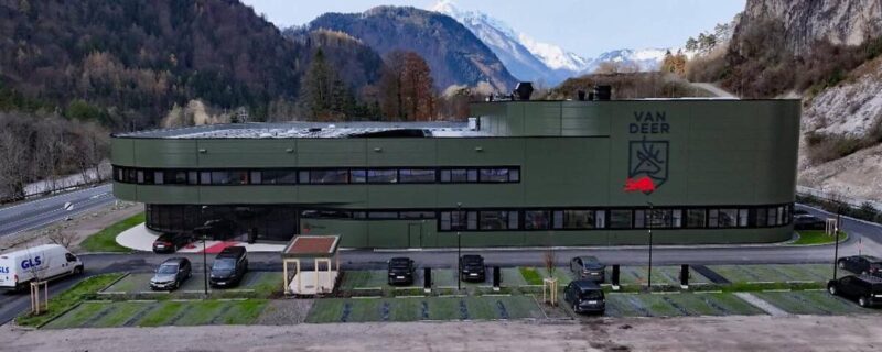 Marcel Hirscher inaugura la nueva fabrica de VAN DEER Marcel Hirscher inaugura la nueva fabrica de VAN DEER