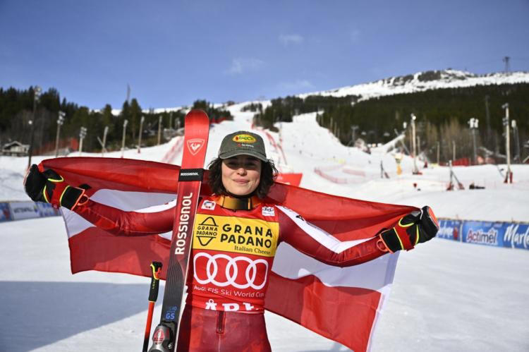 Julia Scheibgana en Are y se asegura el globo del gigante